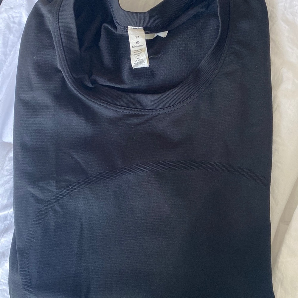 black lululemon swiftly